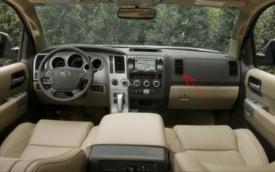 112_0801_06z+2008_toyota_sequoia_limited+interior_view.jpg